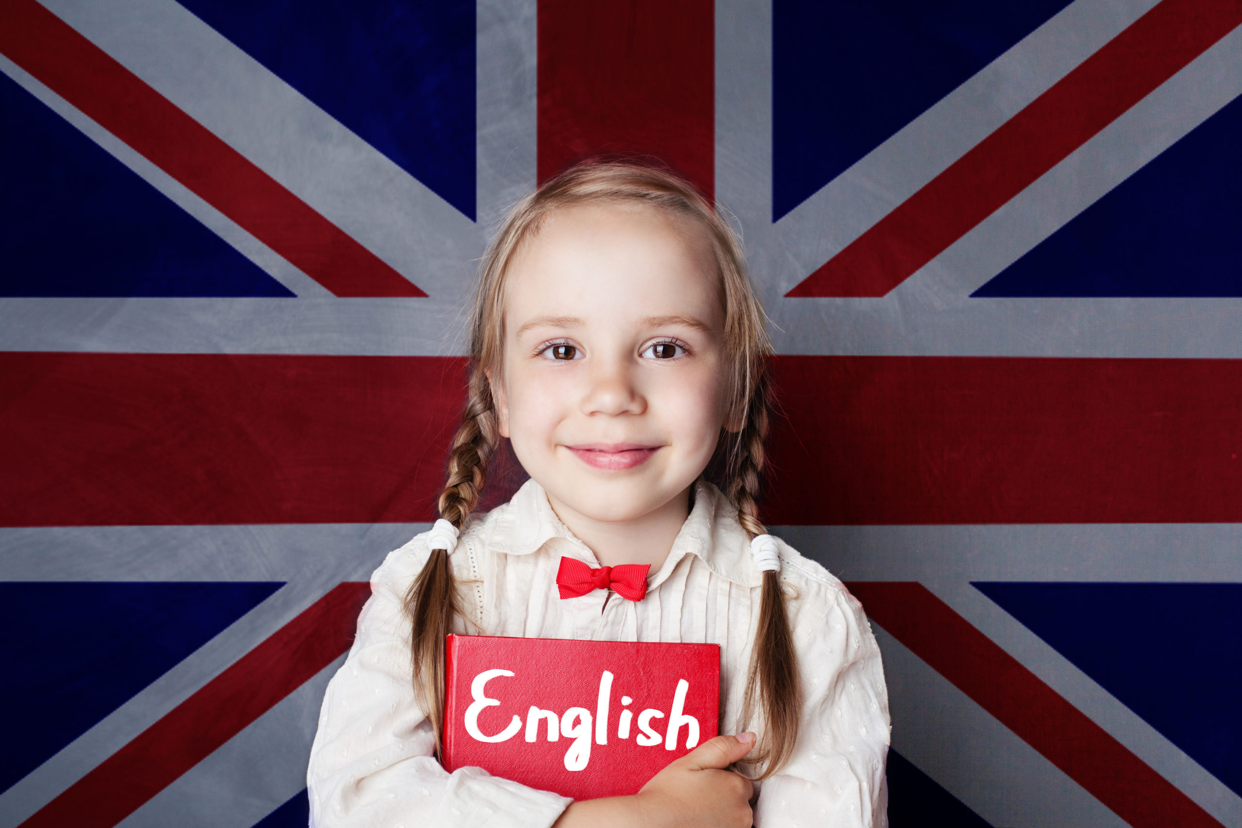 Девочка на английском написать. Английский для детей. Английский язык для детей. Ребенок с британским флагом. Ребенок с английским флагом.
